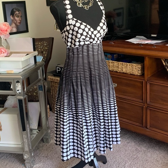 Calvin Klein black & white with POCKETS - Picture 3 of 3